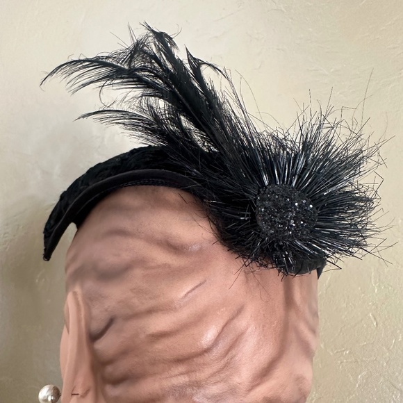 FASCINATING 1950s\' BLACK FABRIC JULIET CAP WITH UNIQUE FEATHER/CRIN TRIM main image 6